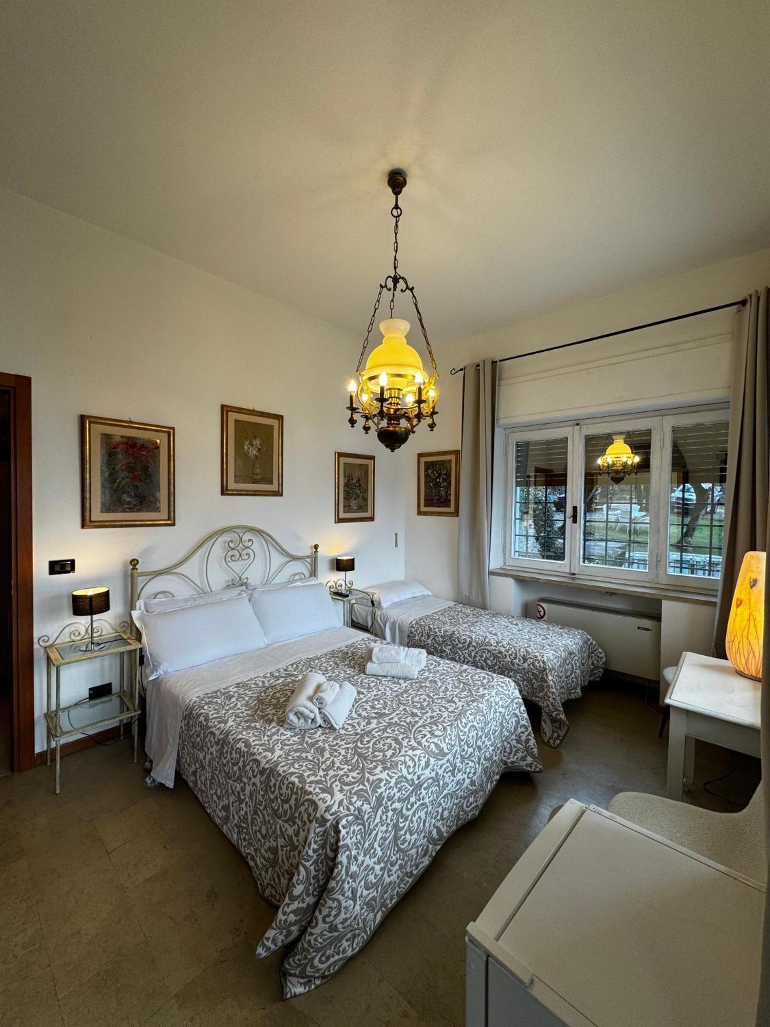 Wonderful Lake View Apartments With Pool With Breakfast Gardasee Torri del Benaco Kültér fotó