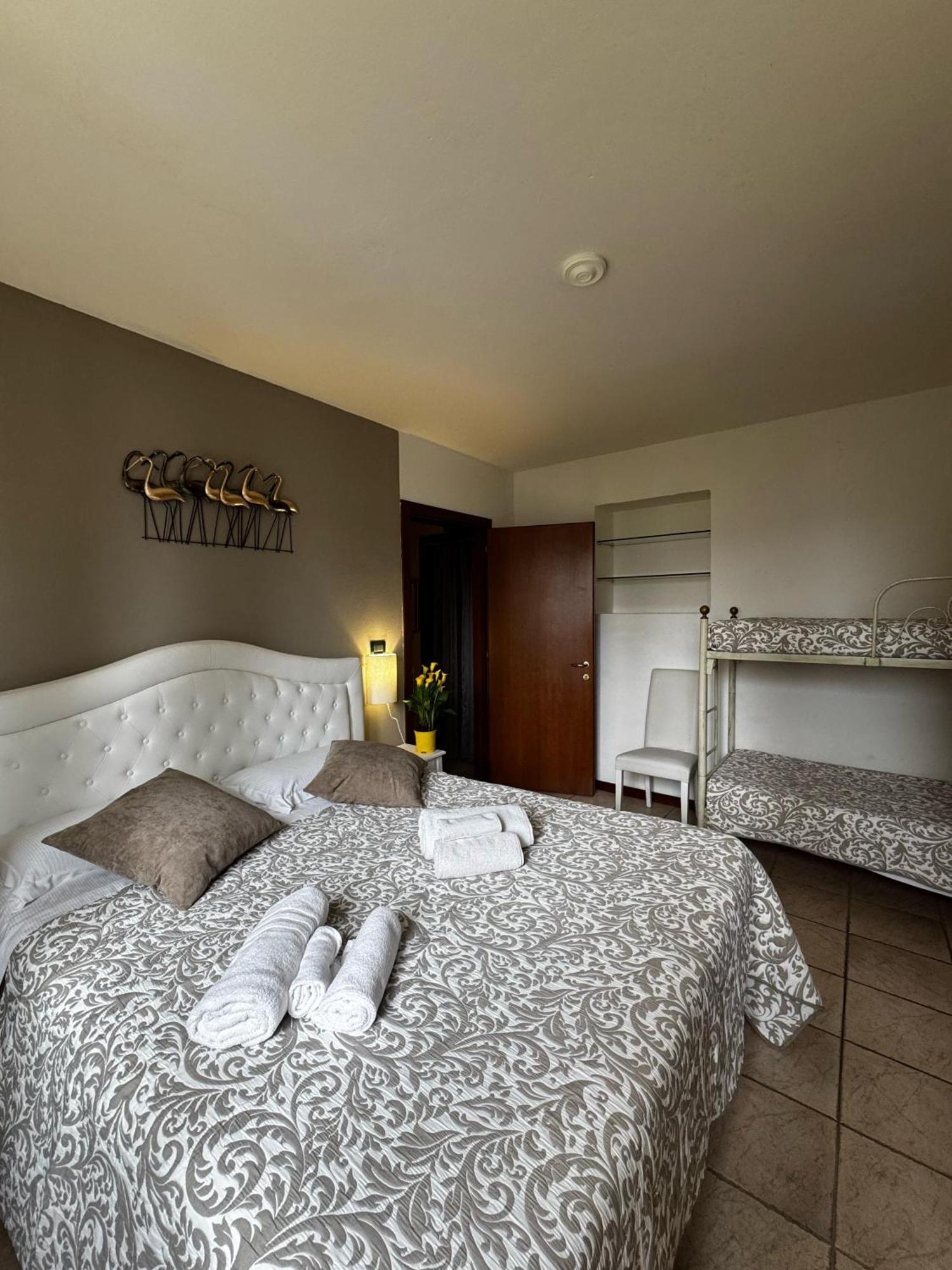 Wonderful Lake View Apartments With Pool With Breakfast Gardasee Torri del Benaco Kültér fotó
