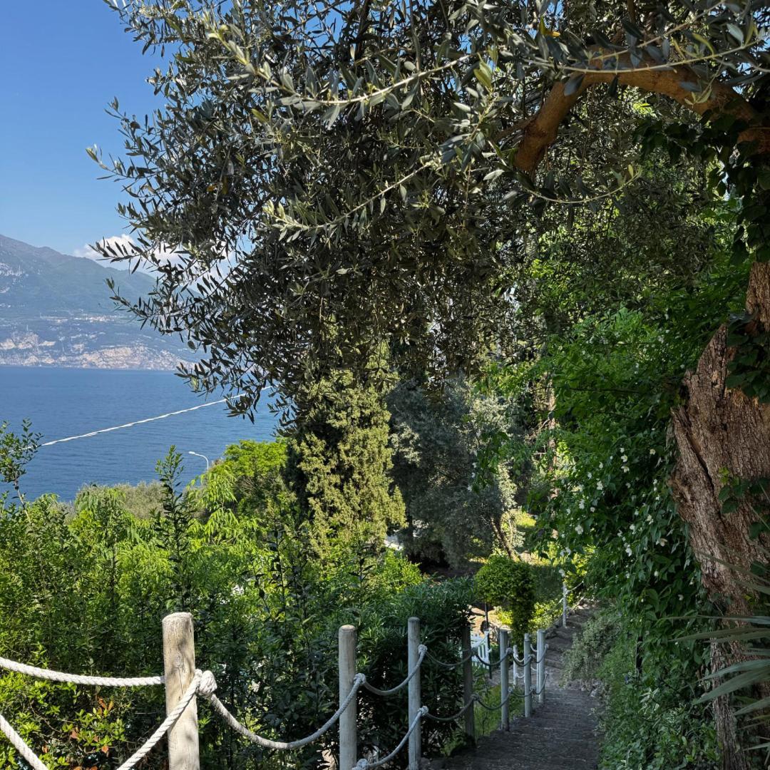 Wonderful Lake View Apartments With Pool With Breakfast Gardasee Torri del Benaco Kültér fotó